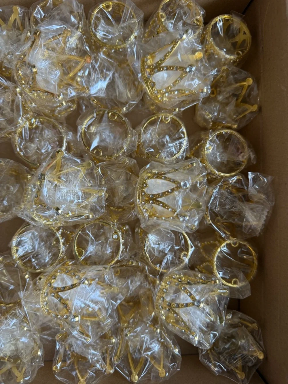 🫶🏻 37 Gold Mini Crown Cupcake Toppers - Party Decorations